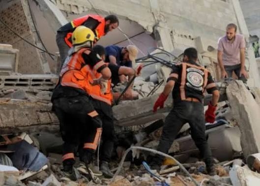 الدفاع المدني في غزة ينتشل جثمان شهيد من منطقة الواحة شمال مدينة غزة