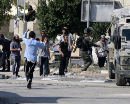 مستوطنون يغلقون مدخل دير جرير شرق رام الله .. ويقتحمون كفل حارس ويحطمون مركبة فلسطيني