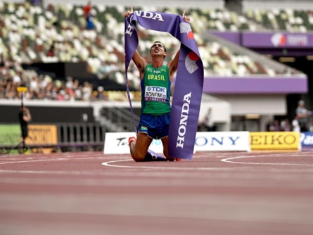 البرازيلي كايو بونفيم يتوج بذهبية 20 كلم مشياً ببطولة العالم لألعاب القوى