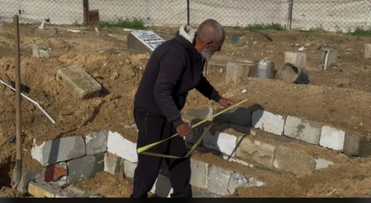 أزمة المقابر العشوائية تفاقم معاناة سكان غزة