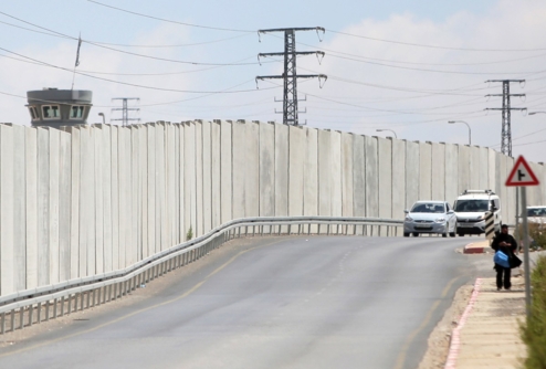 العدو الصهيوني يشق طريق استيطاني غرب وشرق رام الله 