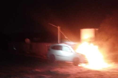 مستوطنون صهاينة يحرقون مركبة لمتضامنين أجانب في الخليل