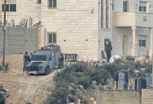  قوة صهيونية تُحاصر منزلاً جنوب جنين وسط اشتباكات مسلحة