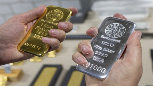 الذهب يهبط 1.5% بفعل صعود الدولار والفضة تنهض من قاع 3 أسابيع