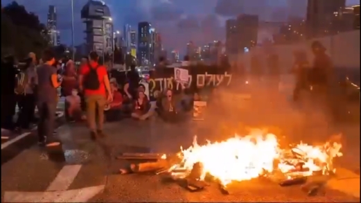  عائلات الأسرى الصهاينة تتظاهر: حماس وافقت.. أعيدوا أبناءنا وإلا سنحرق "إسرائيل"