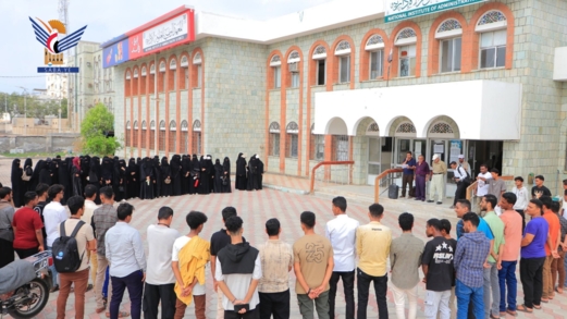 وقفة لطلاب المعهد الوطني للعلوم الإدارية بالحديدة تأييداً لخيارات قائد الثورة