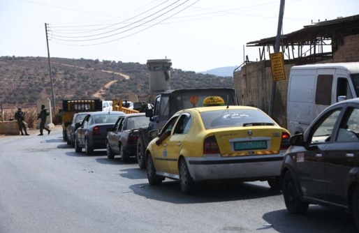 العدو الإسرائيلي يواصل تشديد إجراءاته العسكرية على حاجز بيت فوريك شرق نابلس