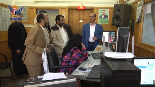 نائب وزير الإعلام يطلع على سير العمل بإذاعة صنعاء ويشيد بدورها التنويري