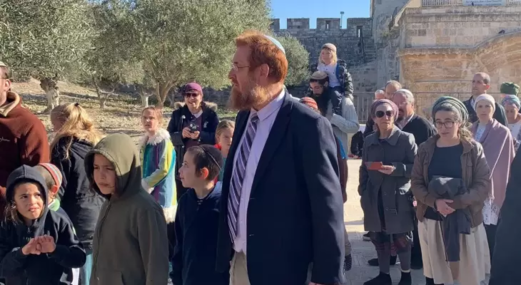 حاخام يهودي متطرف يقتحم ساحة قبة الصخرة المشرفة داخل الأقصى