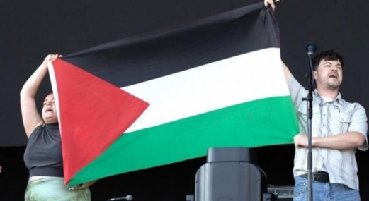 فرق موسيقية تنسحب من مهرجان بريطاني بسبب إزالة فرقة أيرلندا لرفعها علم فلسطين