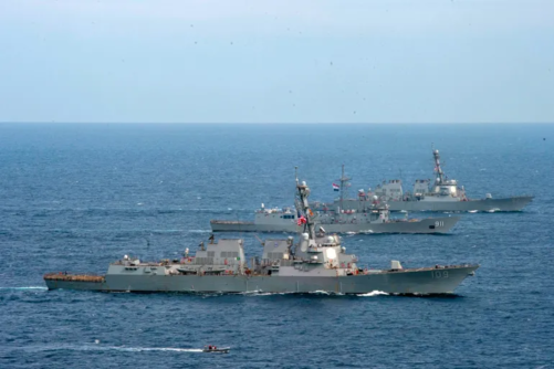 قرارُ تمديدِ العقوباتِ على اليمن يُشرعِنُ لعسكرةِ البحرِ الأحمر 