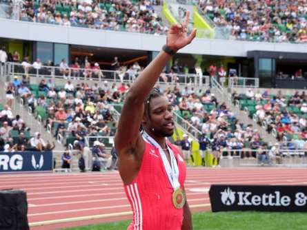 العداء لايلز يسجل أسرع زمن بسباق 200 متر خلال العام الجاري