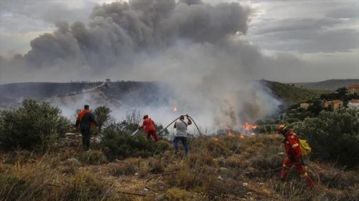 السلطات اليونانية تُجلي مئات الأشخاص جراء حرائق الغابات