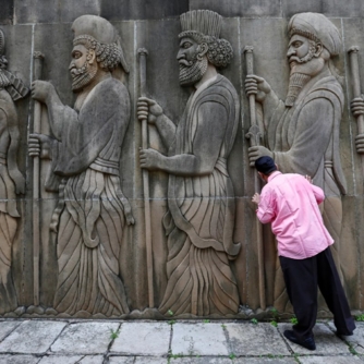 "إنهم يعبدون الصحابة" 