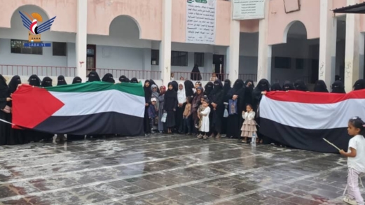 وقفة لمنتدى "ن" ومركز التدريب بمحو الأمية بحجة تنديدًا بالعدوان على مطار صنعاء