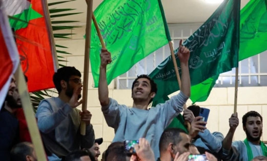 احتفالات تعم الضفة والقدس خلال استقبال الأسرى المحررين من سجون العدو