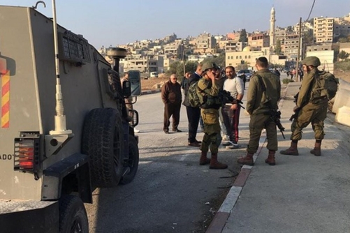 العدو الإسرائيلي يواصل عدوانه على قرية اللبن الشرقية جنوب نابلس لليوم الثاني