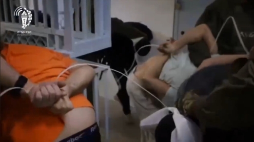 نادي الأسير: العدو الصهيوني نفذ اعتداءات وحشية بالأسرى الفلسطينيين لاحتفالهم بالقصف الإيراني