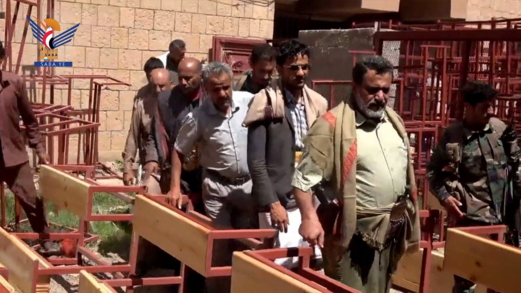 محافظ البيضاء يطلع على سير العمل في الورشة المركزية لإنتاج وصيانة الكراسي المدرسية  