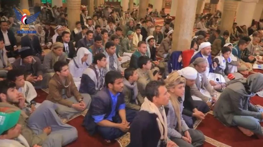 اليمنيون يصلون ركعتين تقرباً إلى الله واستجابة لدعوة كتائب القسام