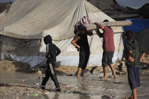 الصليب الأحمر محذراً من تفاقم الأزمة الإنسانية: مئات العائلات بغزة معرضة للبرد والفيضانات