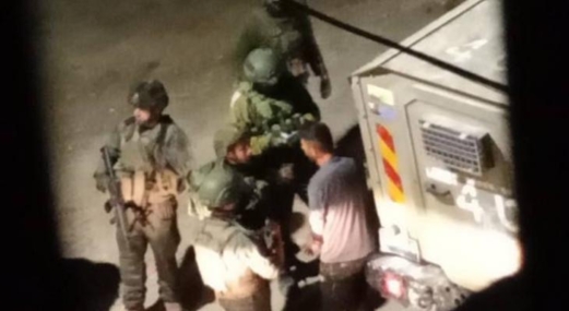 العدو الصهيوني يعتقل عشرة فلسطينيين بالضفة الغربية المحتلة