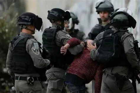 العدو الإسرائيلي يعتقل ثلاثة شبان فلسطينيين من رام الله والبيرة