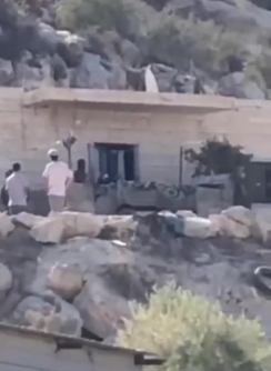 العدو الصهيوني يعتقل فلسطينيا وإصابة 6 آخرين باعتداءات المستوطنين في الخليل ورام