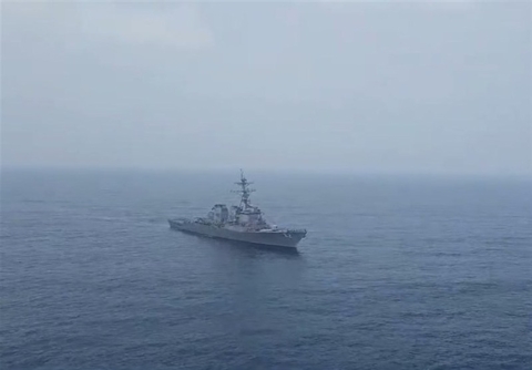 مروحية إيرانية تجبر مدمرة أمريكية على التراجع بعد اقترابها من المياه الإقليمية مروحية إيرانية تجبر مدمرة أمريكية على التراجع بعد اقترابها من المياه الإقليمية