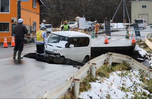 إصابة 30 شخصا في اليابان إثر زلزال بقوة 7.5 درجات وتحذيرات من موجات تسونامي