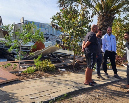 سلطات العدو الإسرائيلي تهدم عزبة في طمرة وتعتقل صاحبها وتعتدي على نجليه