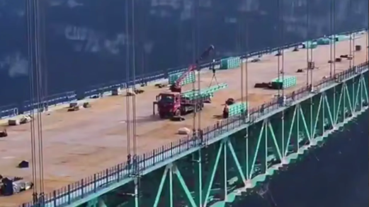 الصين تفتتح أطول جسر في العالم أمام حركة المرور