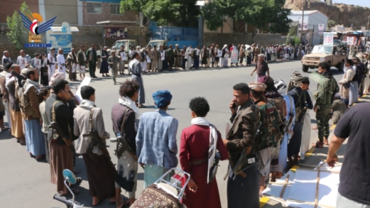 تعز.. وقفات في مقبنة وصالة والتعزية وفاء للشهداء وتأكيدا على استمرار النفير