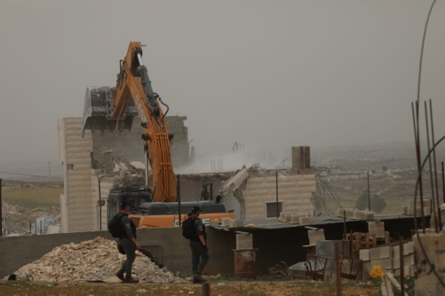 العدو الصهيوني يهدم 24 منزلاً في الضفة خلال عشرة أيام