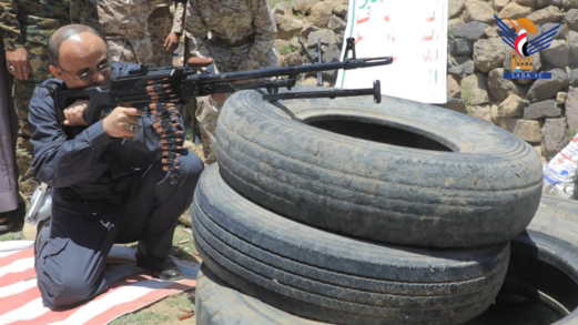 فيديو  || الرئيس المشاط يشارك مع قيادات الدولة والحكومة في مناورة عسكرية