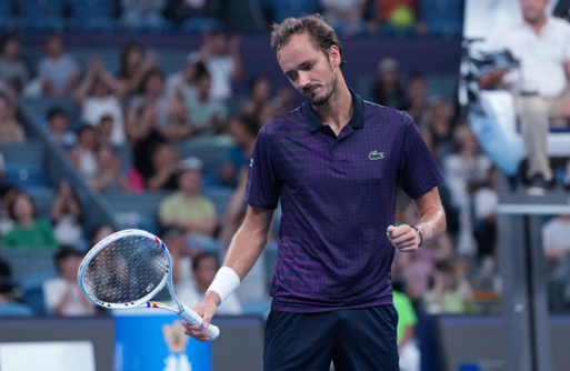 الروسي مدفيديف يتأهل إلى نصف النهائي في بطولة شنجهاي للتنس