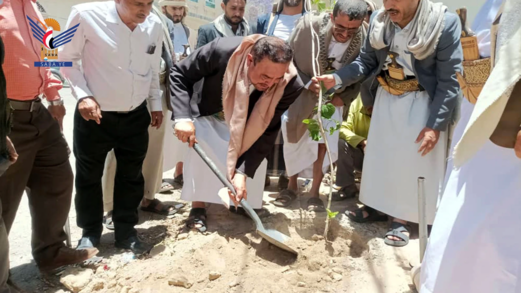 أمين العاصمة يدشن مبادرة زراعة وتشجير أرصفة المنازل في حي النهضة