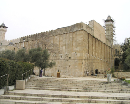 آلاف الفلسطينيين يؤدون صلاة الجمعة الأولى من رمضان في المسجد الإبراهيمي