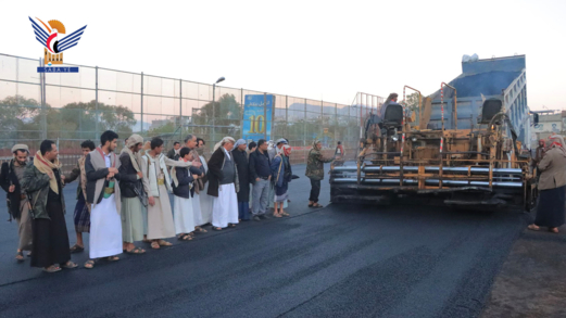 محافظ إب يتفقد سير العمل في مشروع تعشيب ملعب الكبسي