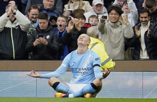 هالاند يواصل تألقه ويتفوق على نجم مانشستر يونايتد السابق سولشير