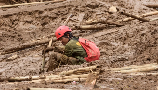 الأمطار تعيق البحث عن 32 مفقودا بعد انهيار أرضي في إندونيسيا