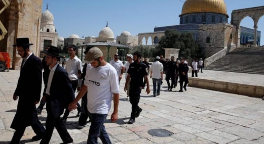 67 مستوطناً يدنسون باحات "الأقصى"