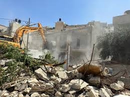 العدو يجبر مقدسية على هدم منزلها في بلدة سلوان و يهدم محطة محروقات في حزما