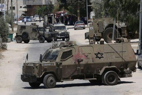 العدو الإسرائيلي يحتجز مواطنين فلسطينيين وينكل بهم في قرية أبو فلاح