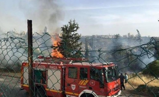  العدو الصهيوني يمنع الدفاع المدني الفلسطيني من إخماد حريق في نحالين