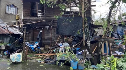 إعصار كالمايغي يغرق وسط الفلبين ويخلف عشرات القتلى ومئات آلاف النازحين