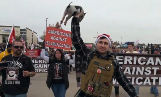 مرشح جمهوري أمريكي يضع القرآن في فم خنزير