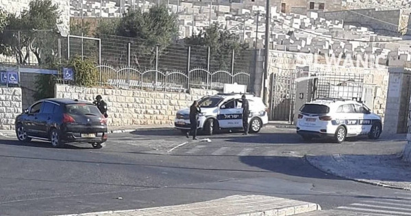 العدو الإسرائيلي ينصب حاجزا عسكريا في سلوان ويفرض مخالفات على المركبات