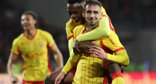 لنس يتغلب على رين ويستعيد صدارة الدوري الفرنسي موقتا