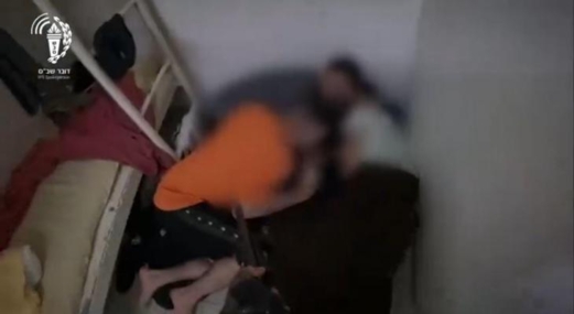 العدو الصهيوني يقمع معتقلين فلسطينيين لاحتفائهم بالقصف الإيراني